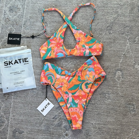 skatie nadi print bikini. Top can be worn 3 different ways. - Picture 3 of 6
